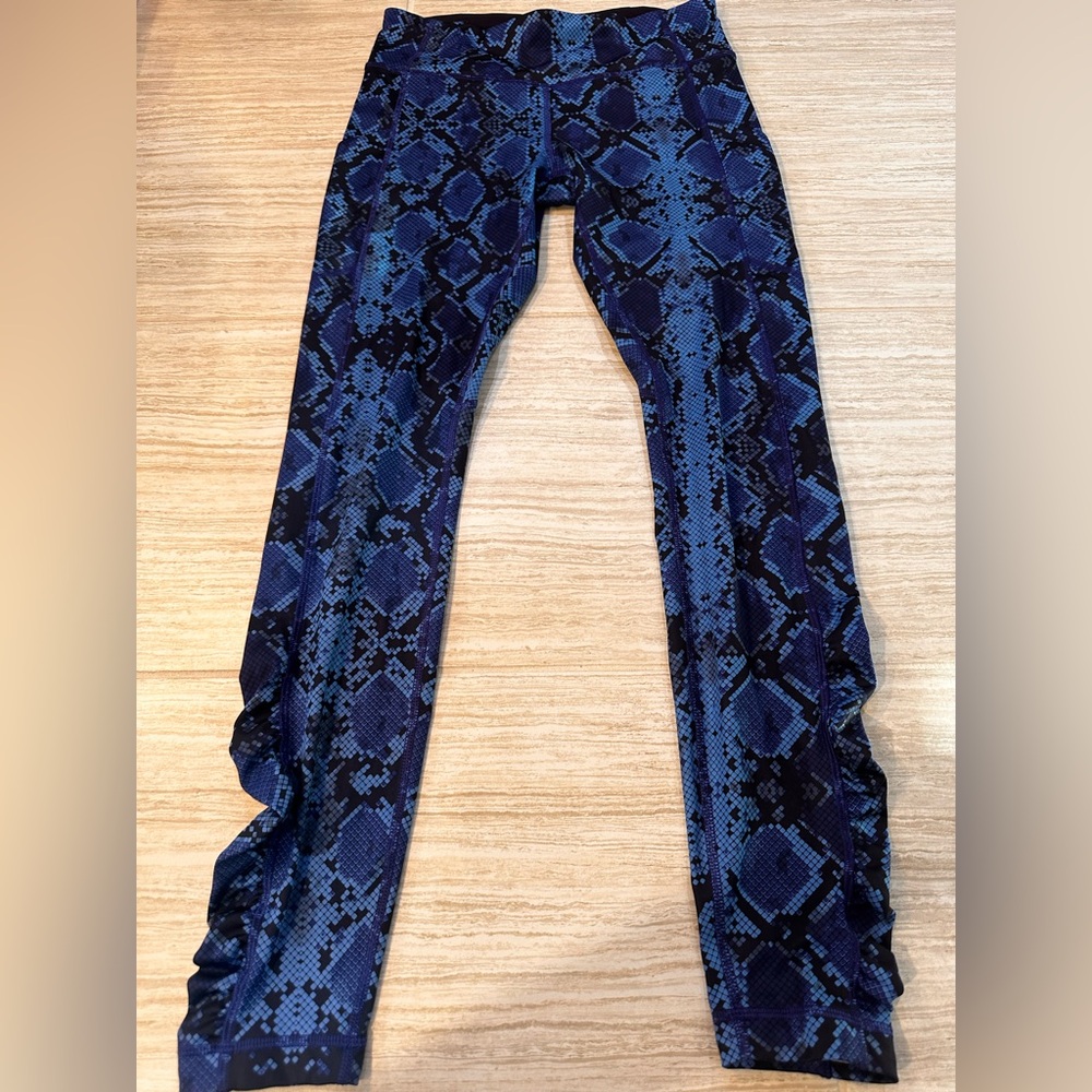 Lululemon Speed Tight IV Ziggy Blue Snake Print Legging
Size 6